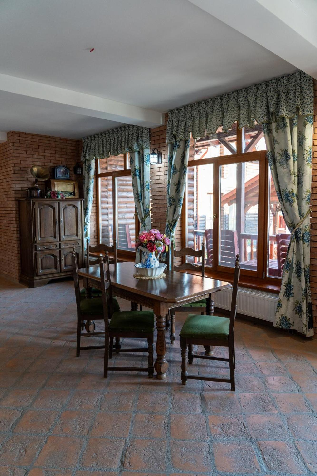 5.Evszak Hotel Sfantu Gheorghe  ภายนอก รูปภาพ