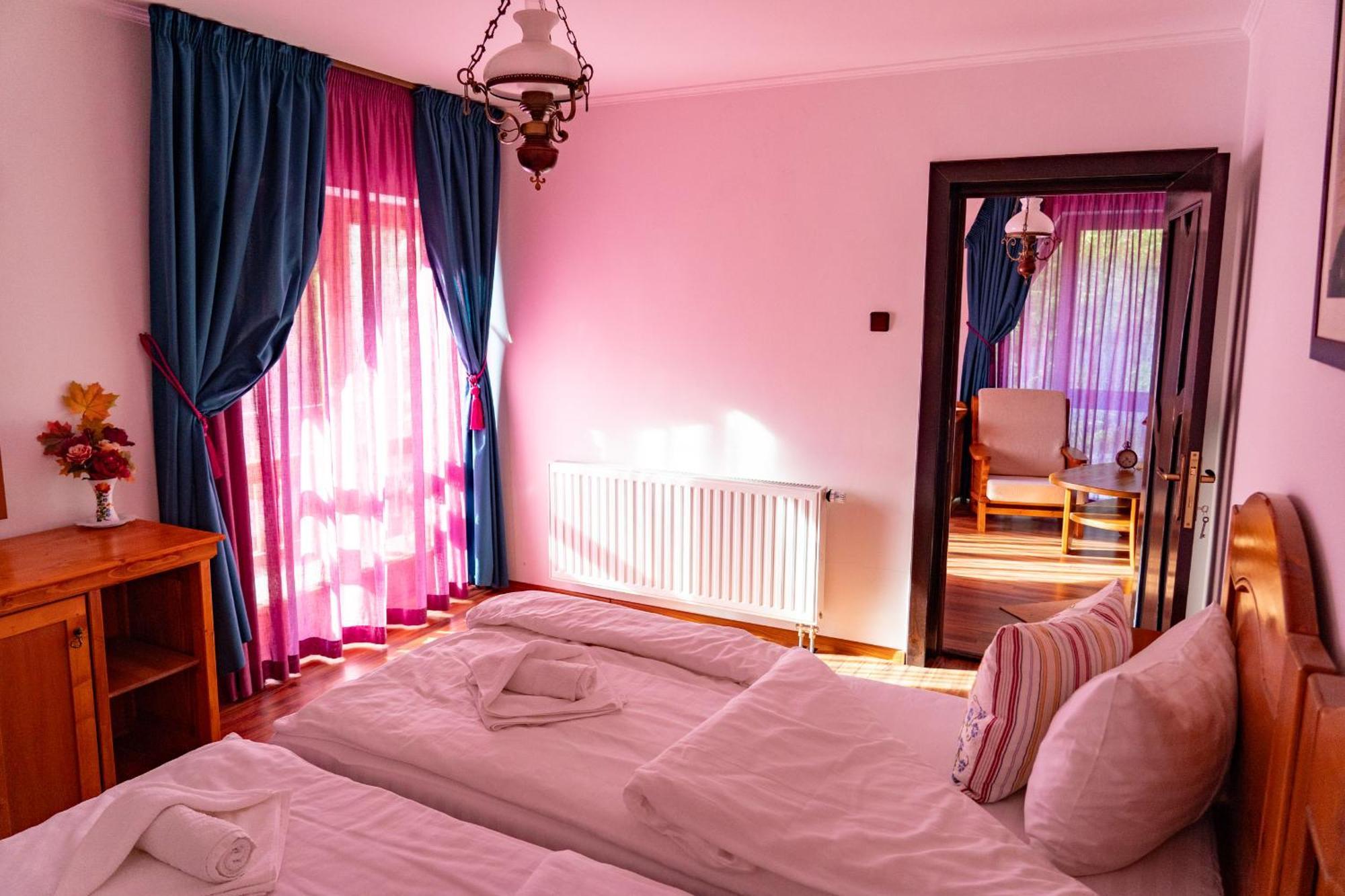 5.Evszak Hotel Sfantu Gheorghe  ภายนอก รูปภาพ