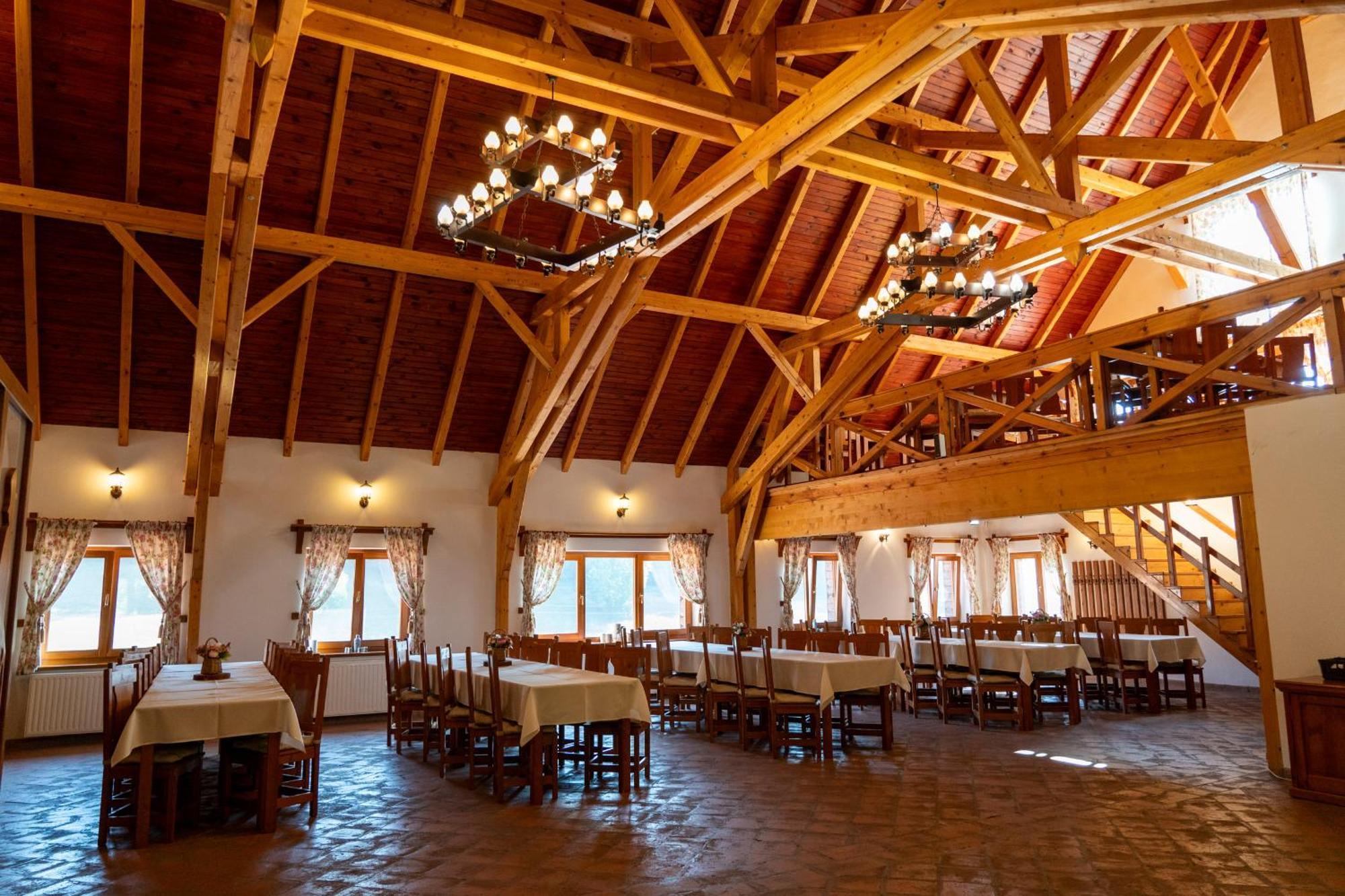 5.Evszak Hotel Sfantu Gheorghe  ภายนอก รูปภาพ