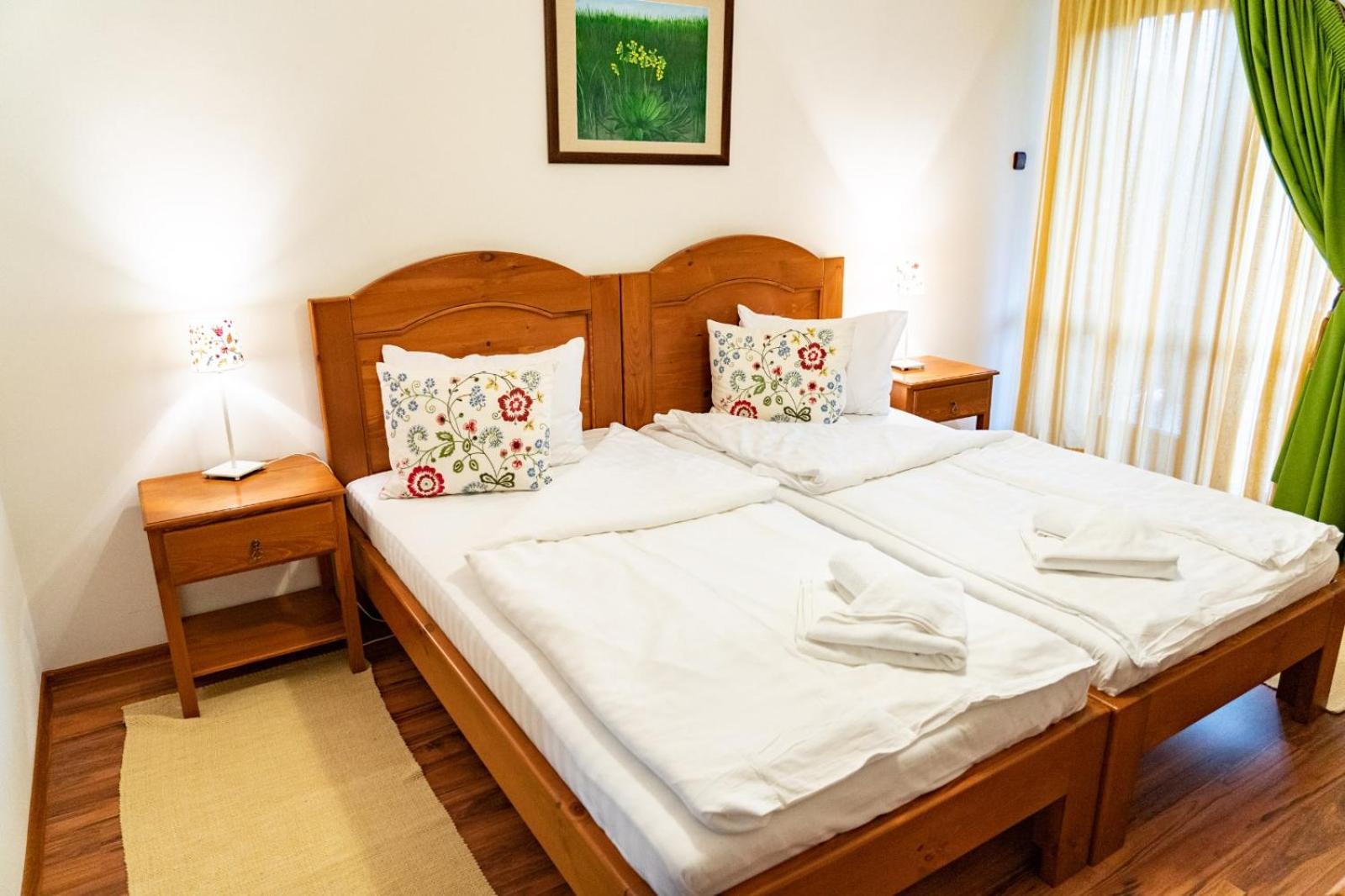 5.Evszak Hotel Sfantu Gheorghe  ภายนอก รูปภาพ